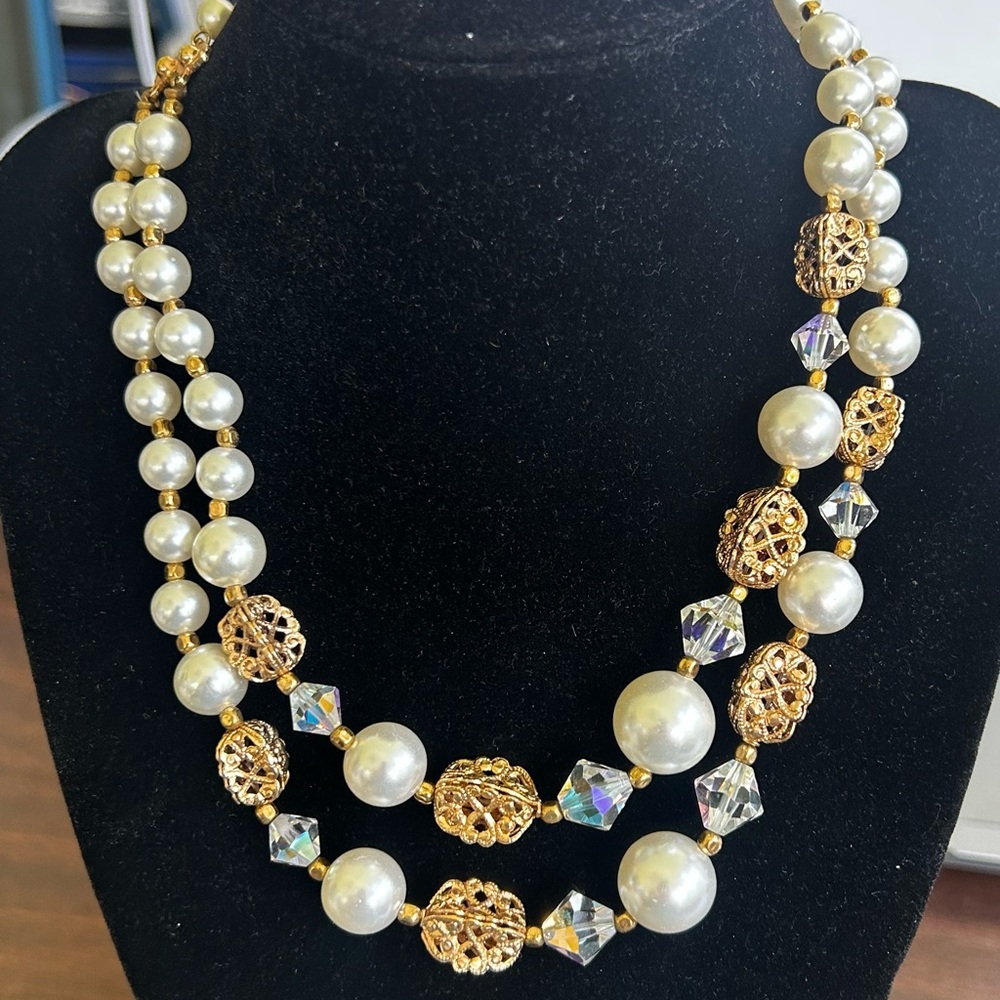 Elegant Gold and Pearl Necklace